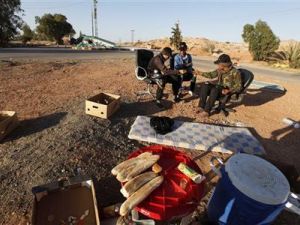 معارضون ليبيون مسلحون ينظفون اسلحتهم قرب بلدة الزنتان في منطقة الجبل الغربي جنوب غربي طرابلس 