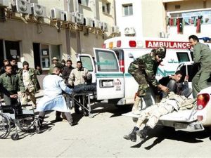 اطقم اسعاف ينقلون مقاتلين مصابين امام مستشفى الغريان جنوبي طرابلس
