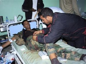 احد المصابين يتلقى العلاج في مستشفى سبها
