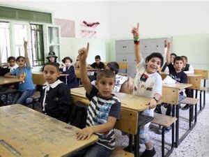 تلاميذ في مدرسة في طرابلس
