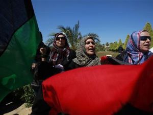 محتجون مناهضون للقذافي يتظاهرون امام الفندق الذي كان يجتمع فيه ممثلو الاتحاد الافريقي مع ممثلي المعارضة الليبية في بنغازي 