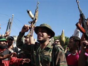 مقاتلون من المعارضة يحتفلون بالسيطرة جزئيا على الزاوية
