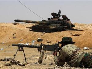 مقاتل من المعارضة الليبية على خط المواجهة في غرب اجدابيا 
