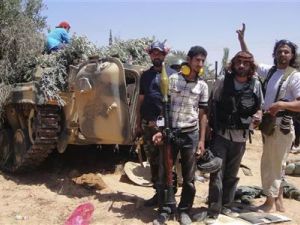 محتجون امام ناقلة جنود مدرعة استولوا عليها من قوات القذافي في ضاحية ببلدة زليطن 
