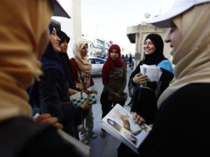 فتيات ليبيات يوزعن دعاية انتخابية في طرابلس 
