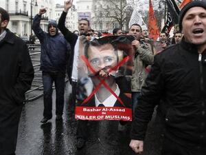 محتجون ينددون بالأسد أمام السفارة السورية في لندن
