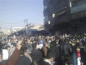 محتجون يرددون شعارات ضد الأسد في حي الميدان بدمشق
