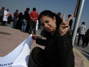 رئيسة جمعية التمريض البحرينية ترفع اشارة النصر خلال تظاهرة للموظفين الشيعة الذين طردوا من وظائفهم في المنامة 
