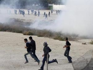 محتجون مناهضون للحكومة يفرون خلال اطلاق الشرطة قنابل غاز في المنامة
