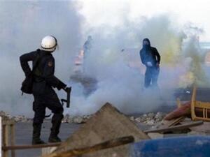 شرطي يطلق الغاز المسيل للدموع على محتج في سترة الى الجنوب الشرقي من المنامة 
