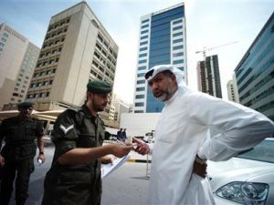 شرطي يتحقق من هوية رجل قبل دخوله لمحكمة في المنامة
