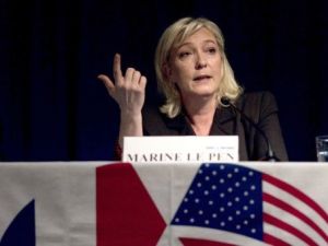 مرشحة اليمين المتطرف مارين لوبن خلال مؤتمرها الصحافي
