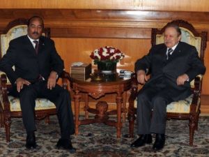 الرئيس الجزائري عبد العزيز بوتفليقة (يمين) مستقبلا نظيره الموريتاني محمد ولد عبد العزيز في الجزائر العاصمة
