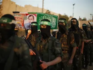 مسلحون من حركة حماس اثناء محاكاة لجنازة ميسرة أبو حمدية في قطاع غزة
