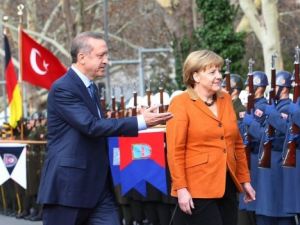 المستشارة الالمانية انغيلا ميركل ورئيس الوزراء التركي رجب طيب اردوغان