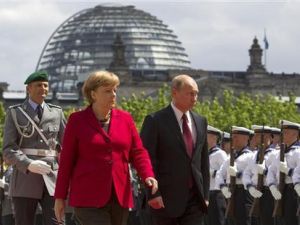 الرئيس الروسي فلاديمير بوتين والمستشارة الالمانية أنجيلا ميركل 