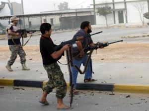 أفراد ميليشيا ليبيون يطلقون نيران اسلحتهم على مبنى في بني وليد
