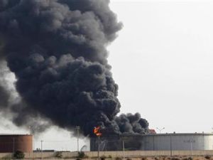 دخان يصعد من مستودع وقود في مصراتة 