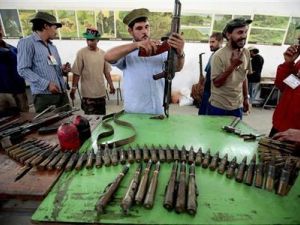 متطوعون ليبيون يتدربون على فك وتركيب سلاح آلي في مدينة مصراتة يوم الثلاثاء
