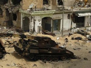 دبابة مدمرة تخص كتاب القذافي في وسط مصراتة 