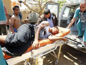 مسعفون ينقلون مصابا من المعارضة الى داخل مستشفى في مصراتة 