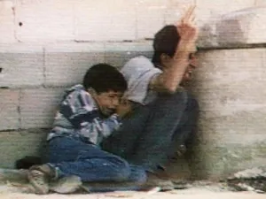 محمد الدرة خلف والده قبيل استشهاده