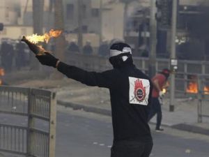 متظاهر يمسك بقنبلة مولوتوف في البحرين 
