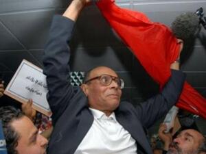 Marzouki waves the victory flag. (Image courtesy of "http://ar.electionsmeter.com") 