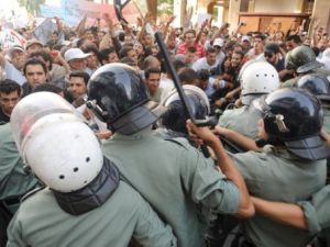 شرطة مكافحة الشغب المغربية تصد متظاهرين في الرباط 