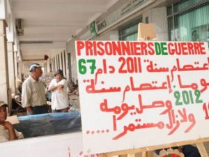 جنود سابقون يشاركون في الاعتصام امام مبنى البرلمان في الرباط الثلاثاء
