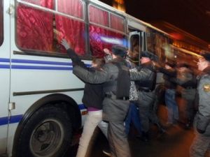 شرطو موسكو تلقي القبض على متظاهرين احتجاجا على مقتل ايغور سفيريدوف