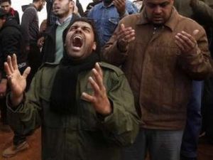 ليبي يصرخ حزنا على قريب له قتلته قوات القذافي في اجدابيا