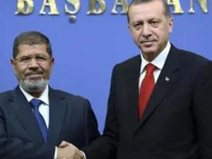 رئيس الوزراء التركي طيب اردوغان يرحب بالرئيس المصري محمد مرسي في انقرة يوم 30 سبتمبر ايلول 2012.
