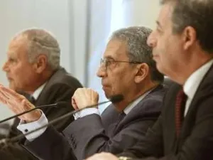عمرو موسى يتوسط وزير الخارجية المصري احمد ابو الغيط ووزير التجارة المصري رشيد محمد رشيد