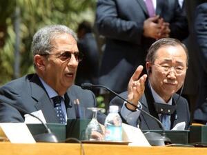 عمرو موسى والى يساره امين عام الامم المتحدة بان كي مون