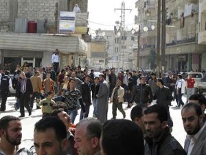 سوريون يتظاهرون لدعم المحتجين في درعا في حي المعضمية قرب دمشق
