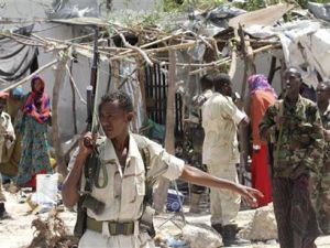 جنود في موقع تفجير انتحاري داخل المجمع الرئاسي في مقديشو
