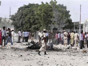 جندي صومالي بموقع تفجير انتحاري في مقديشو
