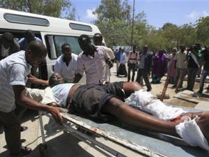 مسعفون ينقلون احد المصابين في مقديشو
