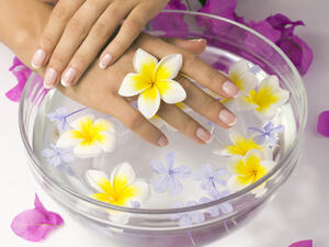 تمتعي بأظافر مثالية هذا الشتاء مع خبيرة اليدين Margaret Dabbs