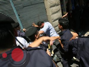 صورة بثها موقع عمان نت لرجال شرطة يقومون بضرب متظاهرين