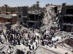 صورة التقطت خلال جولة نظمها النظام الليبي تظهر الدمار في موقع اعلنت طرابلس انه تعرض لغارة من قوات الحلف الاطلسي 
