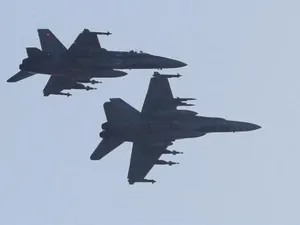 طائرتان حربيتان كنديتان تحلقان فوق قاعدة لحلف شمال الاطلسي في جزيرة صقلية 
