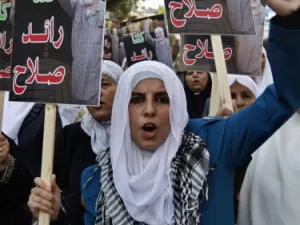 فلسطينيون يتظاهرون تاييدا للشيخ رائد صلاح الموقوف في بريطانيا 
