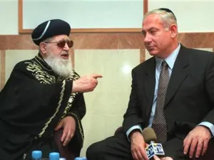 الحاخام الاسرائيلي عوفاديا يوسف (إلى اليسار) يتحدث إلى بنيامين نتنياهو
