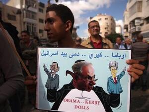 فلسطينيون يتظاهرون في رام الله في تشرين الاول/اكتوبر للتنديد باوباما وكيري ونتانياهو
