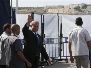 رئيس الوزراء الإسرائيلي يوجه التحية لوسائل الاعلام قرب القدس
