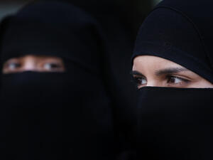 Following in the French footsteps, Holland unveils its Niqab ban.