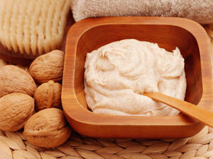 ماسك البندق لتتخلصي من البثور السوداء على بشرتك