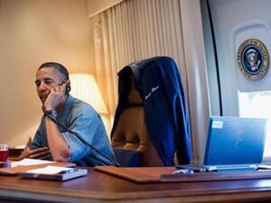 الرئيس الامريكي باراك اوباما يتحدث في الهاتف على متن الطائرة الرئاسية
